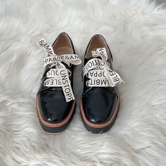 ZARA FAUX PATENT BROGUES WITH SLOGAN PRINT BOW - Picture 3 of 7
